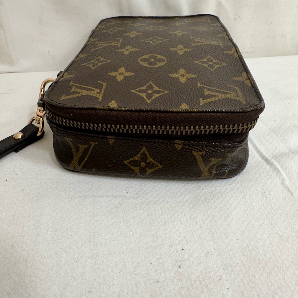 Louis Vuitton Cosmetics Pouch - Picture 4 of 10